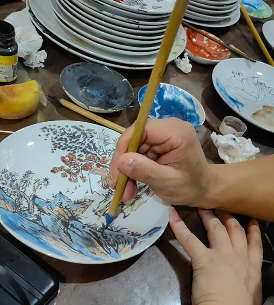 What are the techniques and processes used in over-glaze and under-glaze decoration?(圖文)
