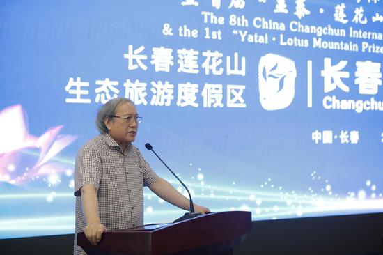 清華大學(xué)美術(shù)學(xué)院教授李硯祖